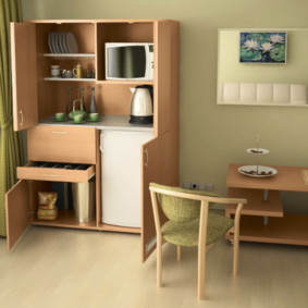 Peti sejuk yang rendah di dalam kabinet dapur