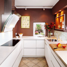 Dapur putih tanpa mengendalikan fasad