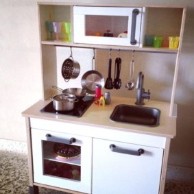 Tenggelam padat di atas permukaan kerja chipboard