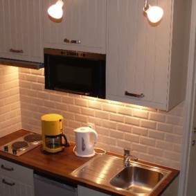 Menyoroti ruang kerja di dapur kecil