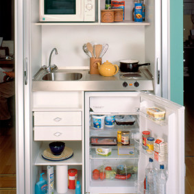 Peti sejuk kecil di bawah ruang kerja dapur