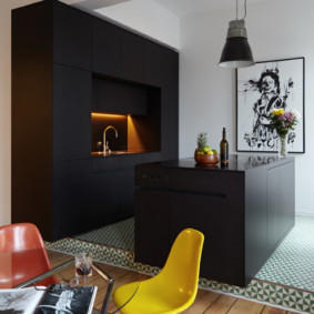 Siège en plastique jaune