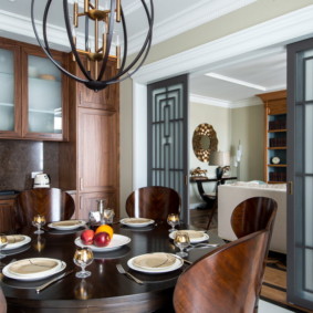 Assiettes blanches sur un comptoir sombre