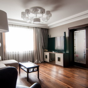 Plancher laqué dans le salon de l'appartement