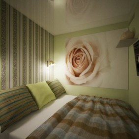 Papier peint à rayures sur le mur de la chambre