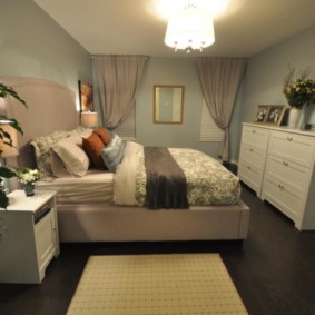 Rideaux occultants sur un mur blanc