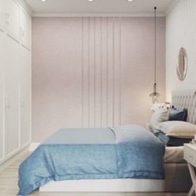 Couvre-lit bleu sur un lit large