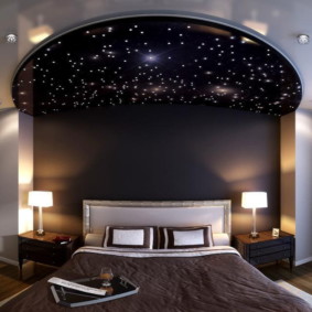Décor de la chambre avec l'imitation du ciel étoilé