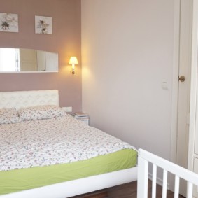 Miroir étroit au-dessus de la tête du lit