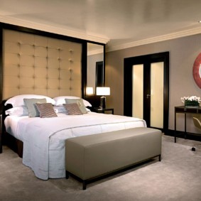 Miroir rond dans un cadre rose