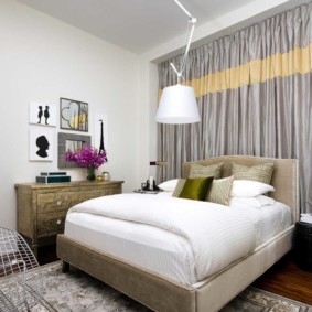 Rideaux à rayures dans la chambre