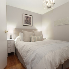 Petite chambre aux murs blancs