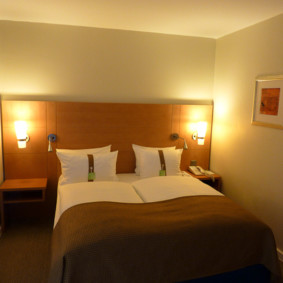 Grand lit dans une chambre étroite