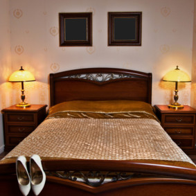 Chaussures pour femmes sur la tête de lit