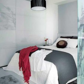 Châle bourgogne sur lit de femme