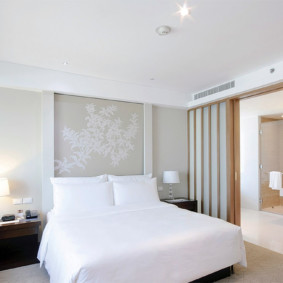 Draps blancs sur le lit de la chambre