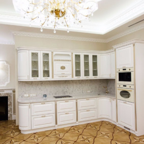 Πολυέλαιος στην γωνιακή κουζίνα του κλασικού στυλ