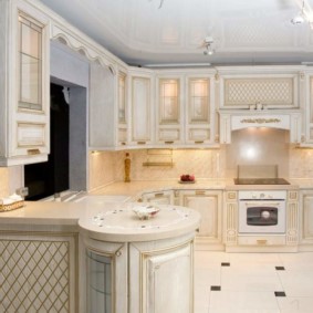 Κουζίνα σε σχήμα L με ανοιχτόχρωμο χρώμα