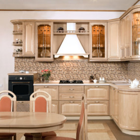 Τραπεζαρία σε μια κλασική κουζίνα