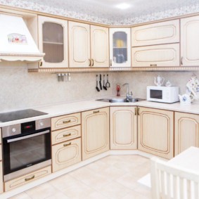 Γυαλισμένο πάτωμα σε κλασική κουζίνα