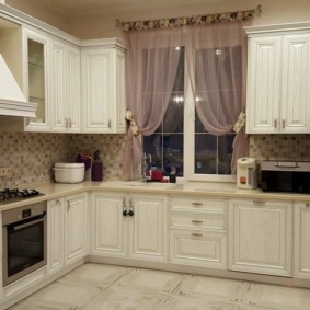 Διαφανείς κουρτίνες στο παράθυρο της κουζίνας