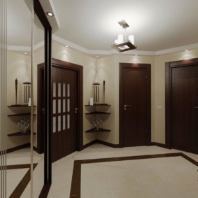 Trait sombre sur un sol en céramique clair