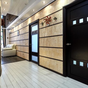 Projecteurs sur le plafond du couloir