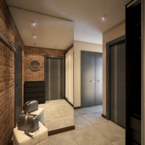 Mur miroir dans le couloir de l'appartement