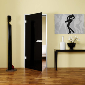 Photo en noir et blanc sur le mur du salon