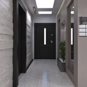 Couloir étroit devant la porte d'entrée