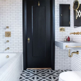 Porte noire dans la salle de bain