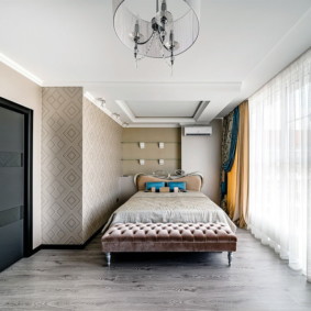 Chambre lumineuse avec une grande fenêtre