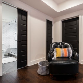 Oreiller rayé sur un fauteuil confortable