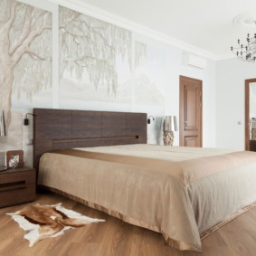 Tête de lit marron d'un lit large