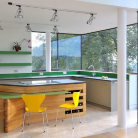 Cocina en una casa privada con grandes ventanales.