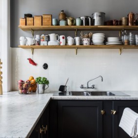 Estantes de madera para utensilios de cocina.