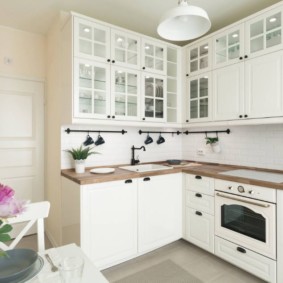 Diseño de esquina de cocina blanca
