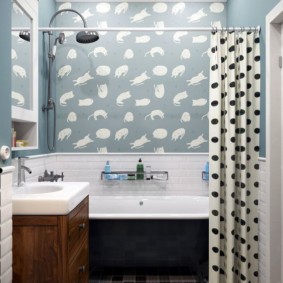 Polka dot curtain in the bathroom