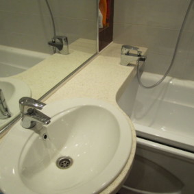 Compact washbasin model for a small bathtub