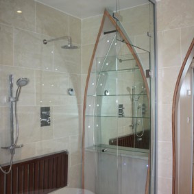 Baterie într-o nișă a peretelui unei cabine de duș