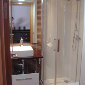 Cabină compactă cu duș într-o baie mică
