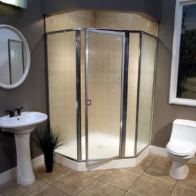 Duș de colț cu ușă cu balamale