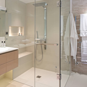 Dulap agățat pe peretele băii