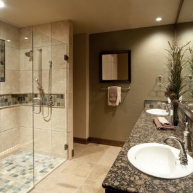 Chiuvete albe într-un blat din piatră