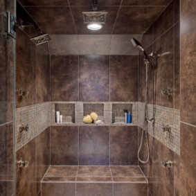 Bănci din ceramică la duș