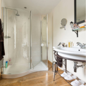 Papuci albi pe o podea din lemn