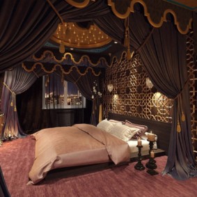 Rideaux occultants au plafond de la chambre