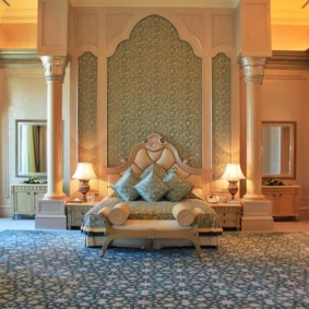 Colonnes à l'intérieur de la chambre orientale