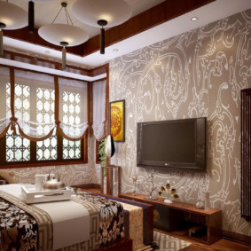 Rideaux transparents sur la fenêtre de la chambre