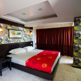 Couvre-lit rouge sur un lit blanc